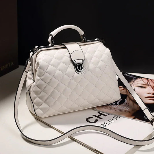 Elva | Bolso de inspiración vintage con cierre metálico.